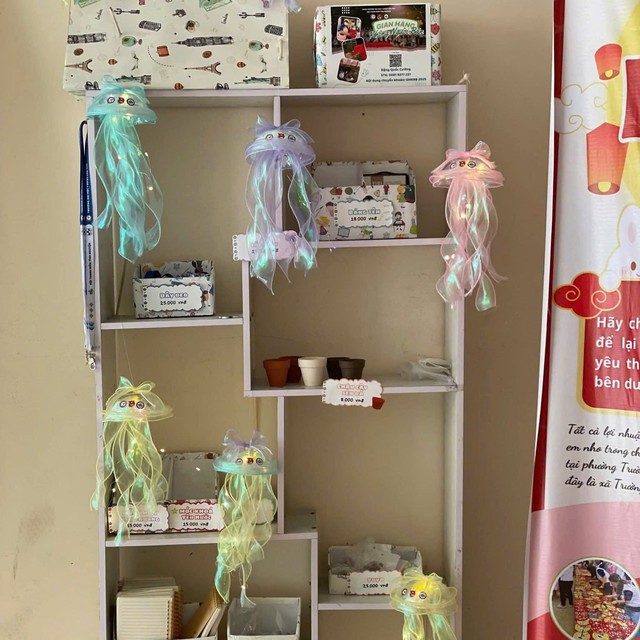 Gian h&agrave;ng san sẻ y&ecirc;u thương với trẻ em ngh&egrave;o - Ảnh 5.