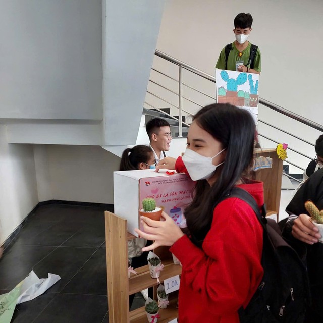 Gian h&agrave;ng san sẻ y&ecirc;u thương với trẻ em ngh&egrave;o - Ảnh 6.