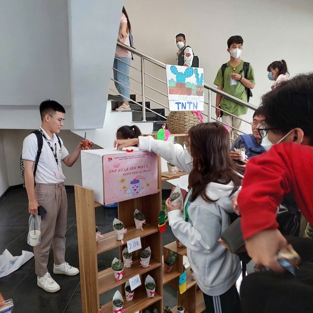 Gian h&agrave;ng san sẻ y&ecirc;u thương với trẻ em ngh&egrave;o - Ảnh 4.