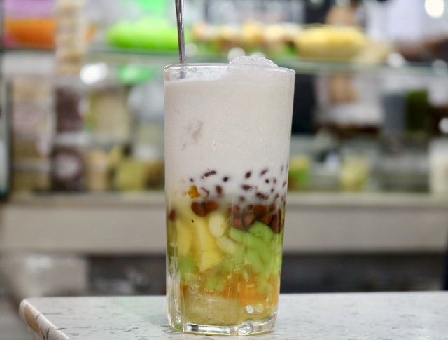 Tiệm Chè Bé (trong chợ Bến Thành) có tới 18 loại chè khác nhau, khách vào chợ thường ghé ăn. ẢNH: CTV Tiệm Chè Bé (trong chợ Bến Thành) có tới 18 loại chè khác nhau, khách vào chợ thường ghé ăn