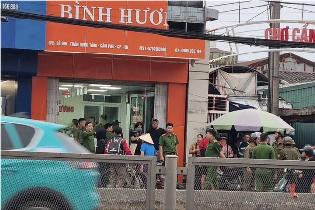 Nghi phạm cướp tiệm vàng ở Quảng Ninh ra đầu thú- Ảnh 1. Nghi phạm cướp tiệm vàng ở Quảng Ninh ra đầu thú- Ảnh 1.