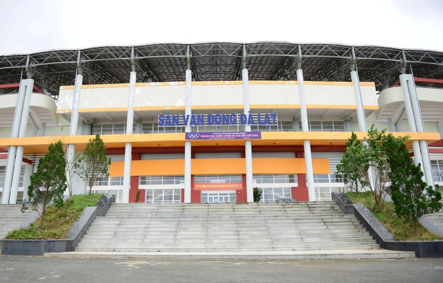 Sân Đà Lạt hàng trăm tỉ đồng bị xuống cấp nghiêm trọng, rất nhếch nhác: Quá lãng phí!- Ảnh 2. Sân Đà Lạt hàng trăm tỉ đồng bị xuống cấp nghiêm trọng, rất nhếch nhác: Quá lãng phí!- Ảnh 2.