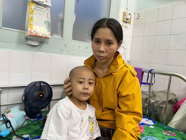Con muốn sống: Vét 7 triệu đồng tiền cưới, người mẹ nghèo cứu con ung thư máu- Ảnh 2. Con muốn sống: Vét 7 triệu đồng tiền cưới, người mẹ nghèo cứu con ung thư máu- Ảnh 2.