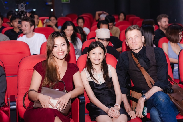 Phương Vy rạng rỡ c&ugrave;ng chồng T&acirc;y v&agrave; con g&aacute;i dự ra mắt nhạc kịch Broadway - Ảnh 1.