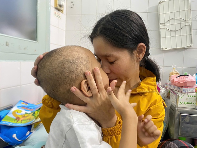 Con muốn sống: Vét 7 triệu đồng tiền cưới, người mẹ nghèo cứu con ung thư máu- Ảnh 3. Con muốn sống: Vét 7 triệu đồng tiền cưới, người mẹ nghèo cứu con ung thư máu- Ảnh 3.