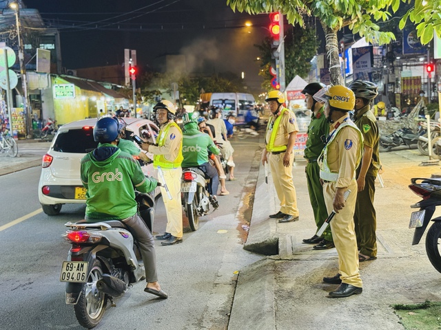 Nam thanh niên đòi CSGT TP.HCM lập biên bản màu hồng: Thực tế biên bản màu gì? - Ảnh 2.