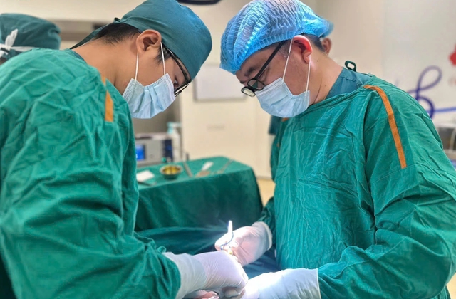 Bé trai bị vỡ tinh hoàn khi chơi đua xe ở khu du lịch- Ảnh 1.