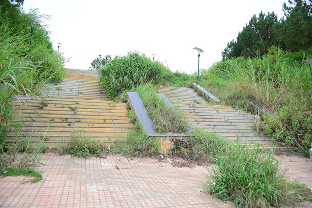 Sân Đà Lạt hàng trăm tỉ đồng bị xuống cấp nghiêm trọng, rất nhếch nhác: Quá lãng phí!- Ảnh 8. Sân Đà Lạt hàng trăm tỉ đồng bị xuống cấp nghiêm trọng, rất nhếch nhác: Quá lãng phí!- Ảnh 8.