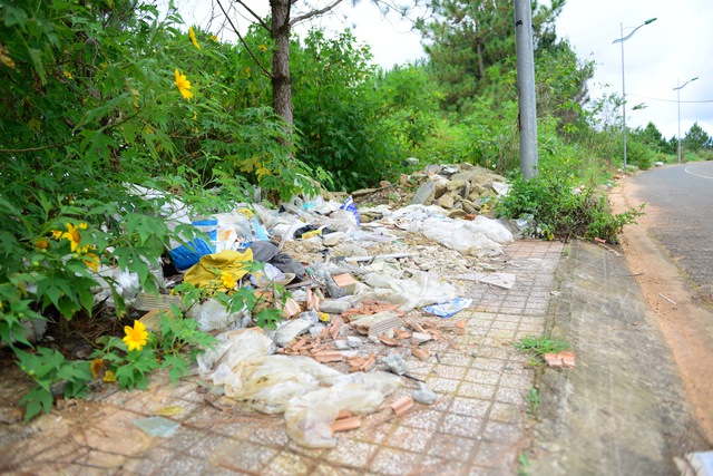 Sân Đà Lạt hàng trăm tỉ đồng bị xuống cấp nghiêm trọng, rất nhếch nhác: Quá lãng phí!- Ảnh 11. Sân Đà Lạt hàng trăm tỉ đồng bị xuống cấp nghiêm trọng, rất nhếch nhác: Quá lãng phí!- Ảnh 11.