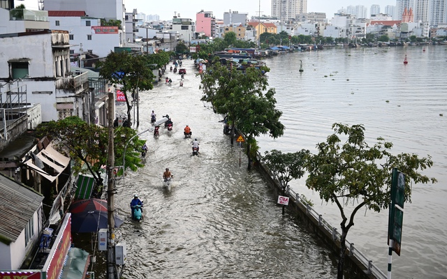 TP.HCM sắp đón đợt triều cường lớn: Có khả năng vượt báo động 3 - Ảnh 1.