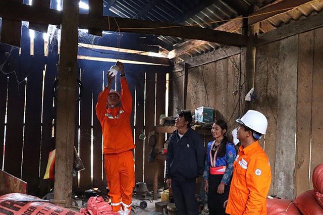 Điện về thắp sáng bản làng Kông Chro