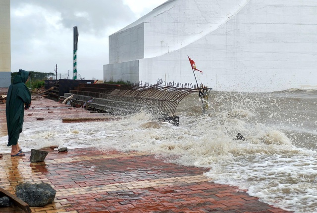 Bí thư Đà Nẵng Lê Ngọc Quang kiểm tra nhiều khu vực xung yếu trước bão Fengshen - Ảnh 1.