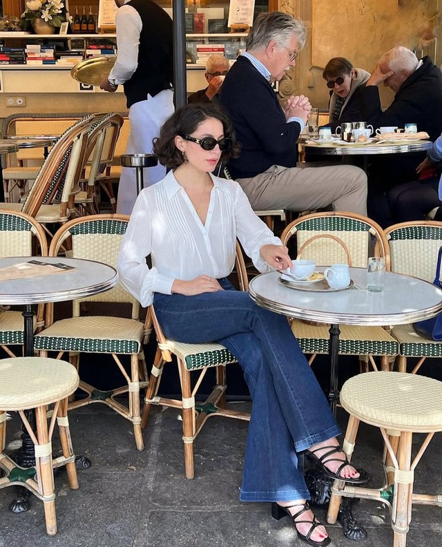 Quần jeans xanh 'vạn năng', bí quyết cho vẻ đẹp hoàn hảo năng động cả bốn mùa- Ảnh 10. Quần jeans xanh 'vạn năng', bí quyết cho vẻ đẹp hoàn hảo năng động cả bốn mùa- Ảnh 10.