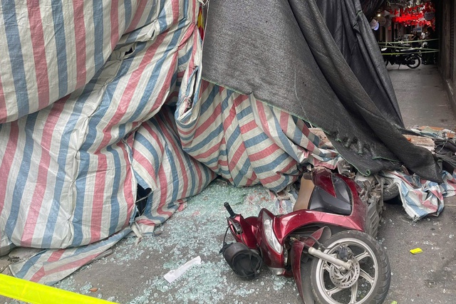 Hà Nội: 1 người tử vong vì bị vật liệu xây dựng rơi trúng- Ảnh 1. Hà Nội: 1 người tử vong vì bị vật liệu xây dựng rơi trúng- Ảnh 1.