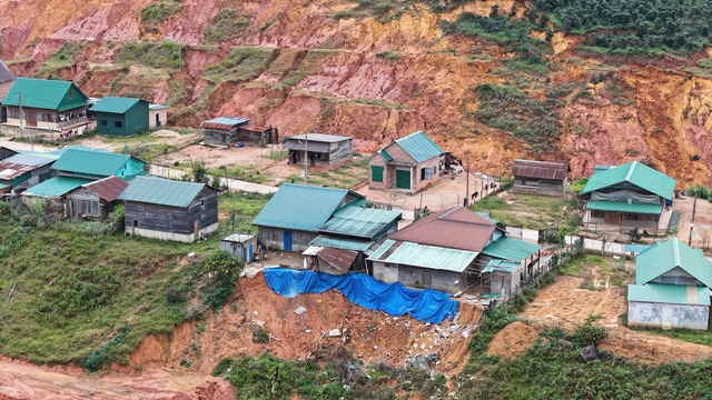 Sạt lở đất tại khu tái định cư ở Lâm Đồng: Ưu tiên bảo vệ dân - Ảnh 2.