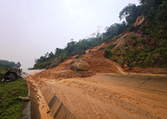 Đà Nẵng: Sạt lở nghiêm trọng đường lên cửa khẩu quốc tế Nam Giang- Ảnh 3.