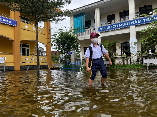 Huế thông báo khẩn cho học sinh nghỉ học tránh bão lụt từ chiều 22 . 10 - Ảnh 2. Huế thông báo khẩn cho học sinh nghỉ học tránh bão lụt từ chiều 22 . 10 - Ảnh 2.