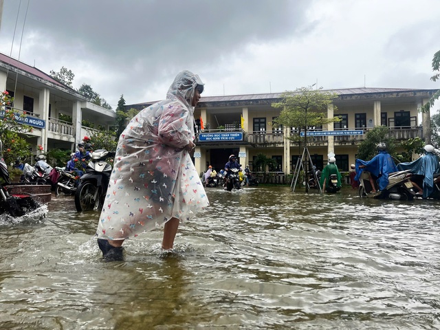 Huế thông báo khẩn cho học sinh nghỉ học tránh bão lụt từ chiều 22 . 10 - Ảnh 1. Huế thông báo khẩn cho học sinh nghỉ học tránh bão lụt từ chiều 22 . 10 - Ảnh 1.