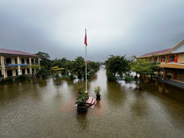 Huế thông báo khẩn cho học sinh nghỉ học tránh bão lụt từ chiều 22 . 10 - Ảnh 3. Huế thông báo khẩn cho học sinh nghỉ học tránh bão lụt từ chiều 22 . 10 - Ảnh 3.