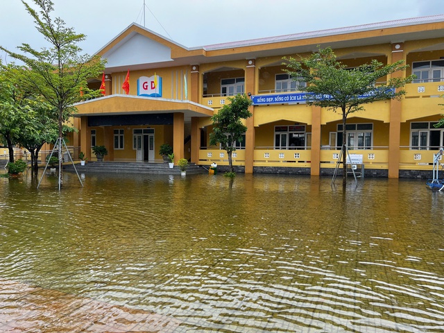 Huế thông báo khẩn cho học sinh nghỉ học tránh bão lụt từ chiều 22 . 10 - Ảnh 6. Huế thông báo khẩn cho học sinh nghỉ học tránh bão lụt từ chiều 22 . 10 - Ảnh 6.