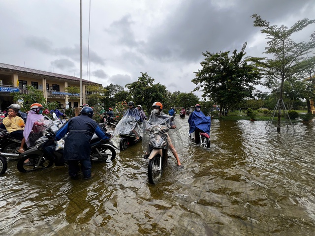 Huế thông báo khẩn cho học sinh nghỉ học tránh bão lụt từ chiều 22 . 10 - Ảnh 4. Huế thông báo khẩn cho học sinh nghỉ học tránh bão lụt từ chiều 22 . 10 - Ảnh 4.