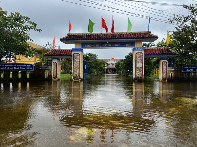 Huế thông báo khẩn cho học sinh nghỉ học tránh bão lụt từ chiều 22 . 10 - Ảnh 7. Huế thông báo khẩn cho học sinh nghỉ học tránh bão lụt từ chiều 22 . 10 - Ảnh 7.