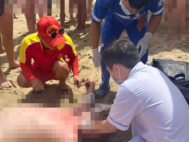 Liên tiếp cứu hộ du khách đuối nước tại bãi biển Nha Trang - Ảnh 1.
