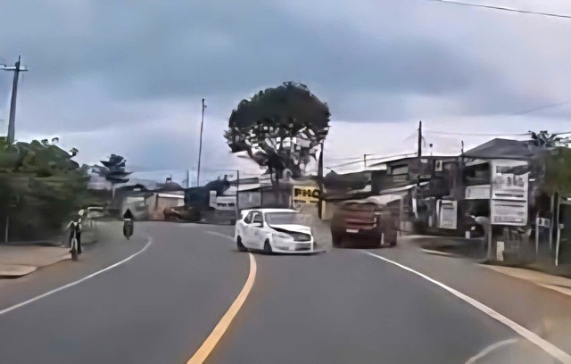 Hai ô tô tông nhau trên QL20 ở Lâm Đồng, may mắn không ai bị thương - Ảnh 2. Hai ô tô tông nhau trên QL20 ở Lâm Đồng, may mắn không ai bị thương - Ảnh 2.