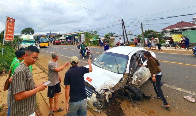 Hai ô tô tông nhau trên QL20 ở Lâm Đồng, may mắn không ai bị thương - Ảnh 1. Hai ô tô tông nhau trên QL20 ở Lâm Đồng, may mắn không ai bị thương - Ảnh 1.