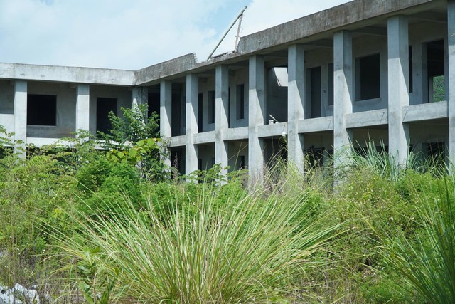 Trường mầm non xây dở rồi bỏ hoang - Ảnh 1.