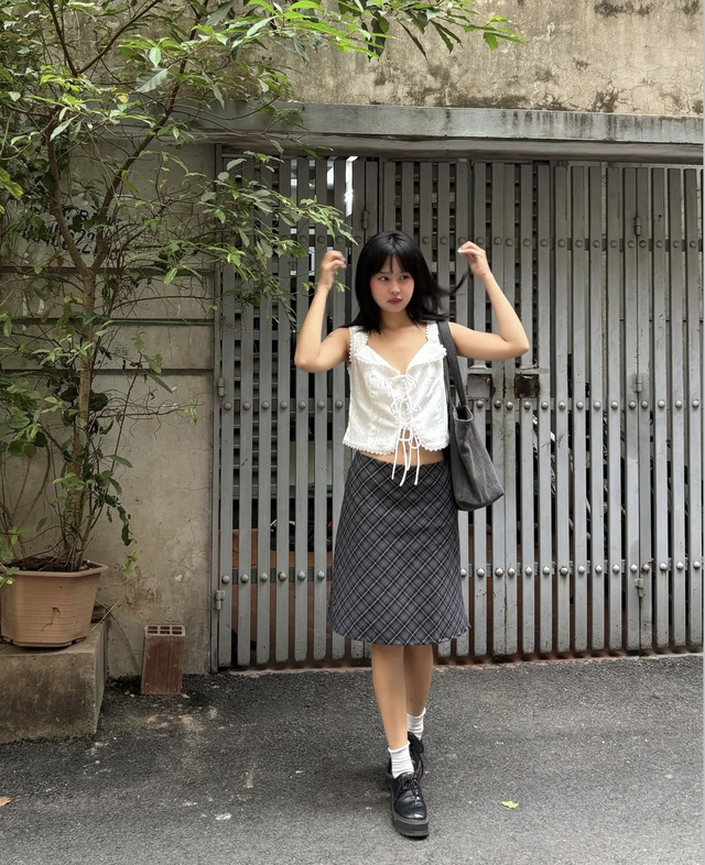 Đón đầu xu hướng thời trang hiện đại với váy lửng- Ảnh 2. Đón đầu xu hướng thời trang hiện đại với váy lửng- Ảnh 2.