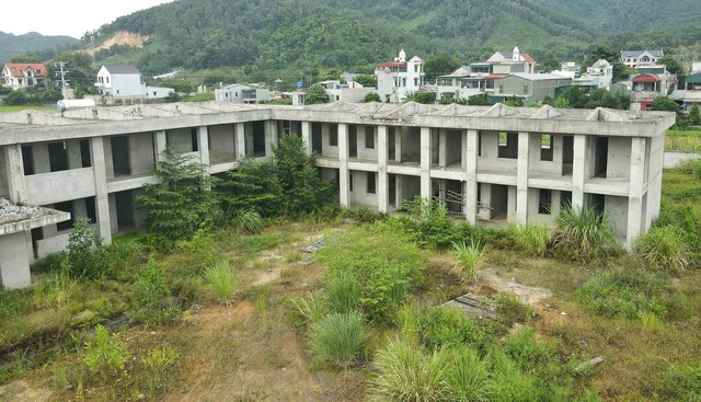Trường mầm non xây dở rồi bỏ hoang - Ảnh 3.