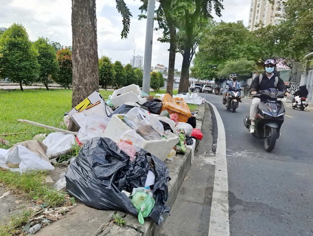 Rác tràn lan trên đường và trước trường học - Ảnh 1.