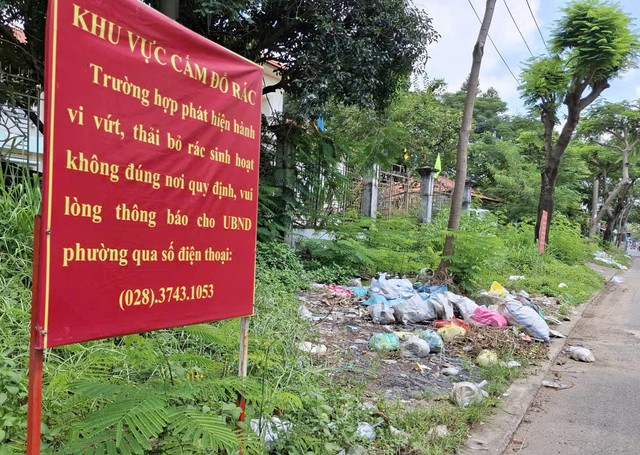 Rác tràn lan trên đường và trước trường học - Ảnh 2.