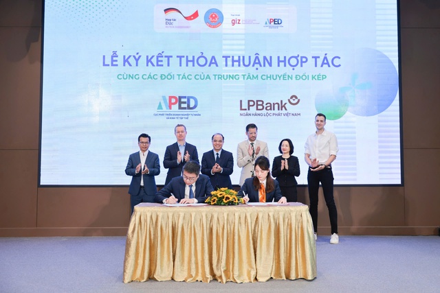 LPBank chung tay cùng Bộ Tài chính thúc đẩy chuyển đổi số xanh cho doanh nghiệp Việt- Ảnh 1. LPBank chung tay cùng Bộ Tài chính thúc đẩy chuyển đổi số xanh cho doanh nghiệp Việt- Ảnh 1.