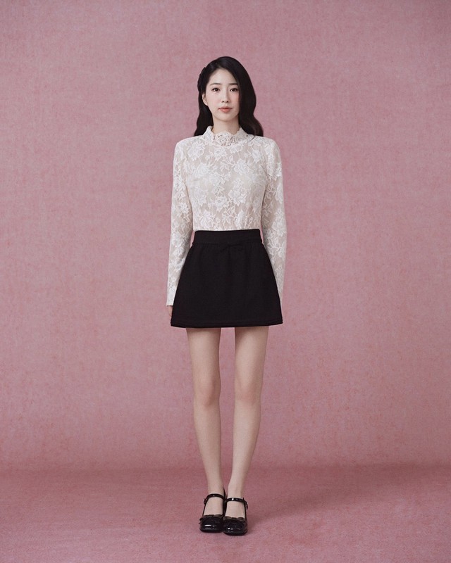 Trang phục vải ren: Nét gợi cảm của sự tự tin và thanh lịch- Ảnh 2. Trang phục vải ren: Nét gợi cảm của sự tự tin và thanh lịch- Ảnh 2.