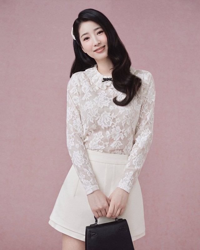 Trang phục vải ren: Nét gợi cảm của sự tự tin và thanh lịch- Ảnh 4. Trang phục vải ren: Nét gợi cảm của sự tự tin và thanh lịch- Ảnh 4.