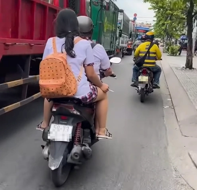 Hai nữ sinh chạy xe máy không đội mũ bảo hiểm, hút thuốc gây bức xúc