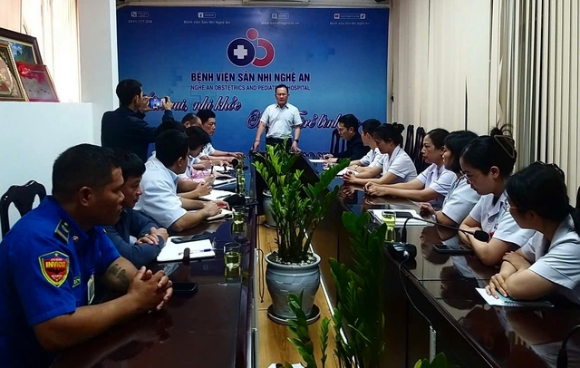 Người đàn ông dùng dao tấn công nhiều người tại bệnh viện Sản Nhi Nghệ An - Ảnh 2. Người đàn ông dùng dao tấn công nhiều người tại bệnh viện Sản Nhi Nghệ An - Ảnh 2.