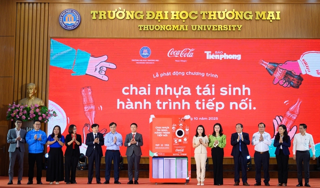 Sinh viên Hà Nội hào hứng với 'Chai nhựa tái sinh, hành trình tiếp nối' - Ảnh 1. Sinh viên Hà Nội hào hứng với 'Chai nhựa tái sinh, hành trình tiếp nối' - Ảnh 1.