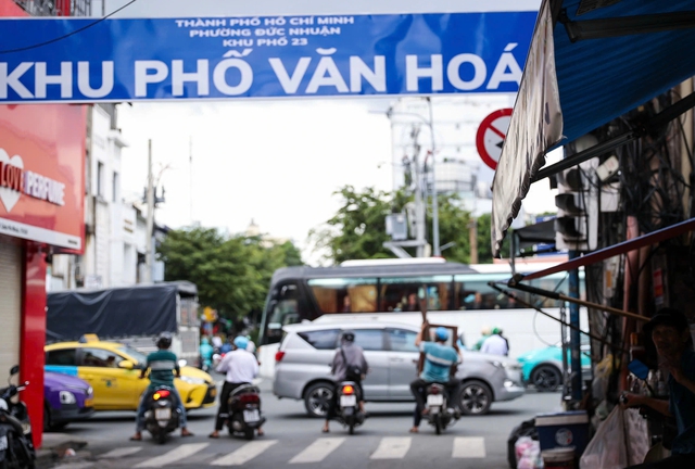 TP.HCM gấp rút xử lý biển báo 'núp lùm' - Ảnh 1.