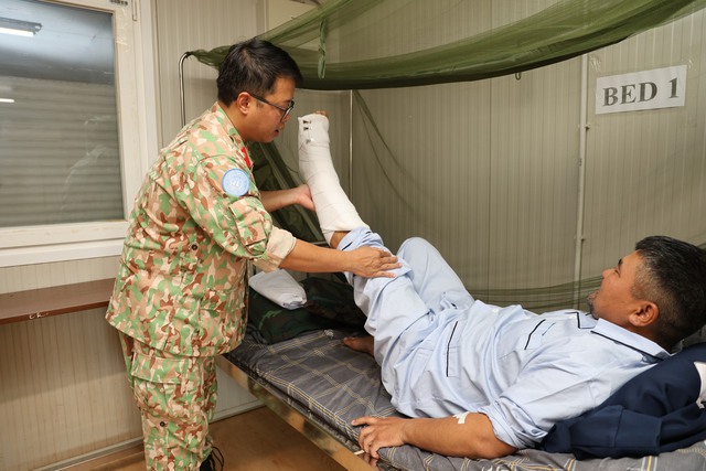 Bác sĩ Việt Nam nối gân gót chân cho sĩ quan Mông Cổ ở châu Phi- Ảnh 5. Bác sĩ Việt Nam nối gân gót chân cho sĩ quan Mông Cổ ở châu Phi- Ảnh 5.