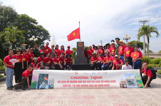 Representanter fra Ho Chi Minh-byens turistavdeling og reisebyråer hadde en tredagers tur for å bygge et velorganisert, meningsfullt og attraktivt grenseturismeprodukt. Đại diện Sở Du lịch TP.HCM cùng các công ty lữ hành có chuyến đi kéo dài 3 ngày để xây dựng sản phẩm du lịch vùng biên giới một cách chỉn chu, ý nghĩa và hấp dẫn