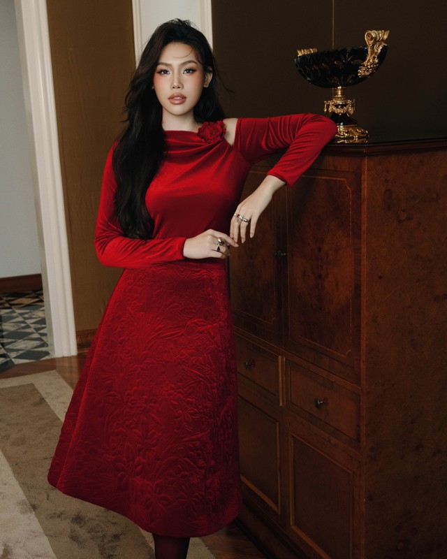 Sắc đỏ burgundy và những gam màu tôn khí chất, sự tự tin của nàng- Ảnh 2.