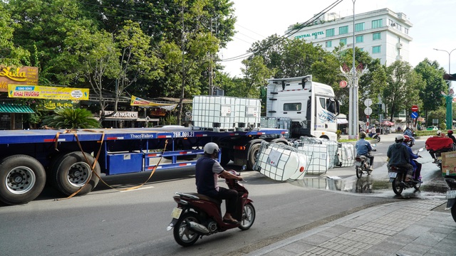 Quảng Ngãi: 4 thùng chất lỏng nghi hóa chất rơi xuống đường, bốc mùi nồng nặc - Ảnh 3.