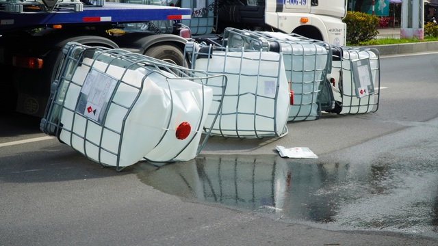 Quảng Ngãi: 4 thùng chất lỏng nghi hóa chất rơi xuống đường, bốc mùi nồng nặc - Ảnh 2.