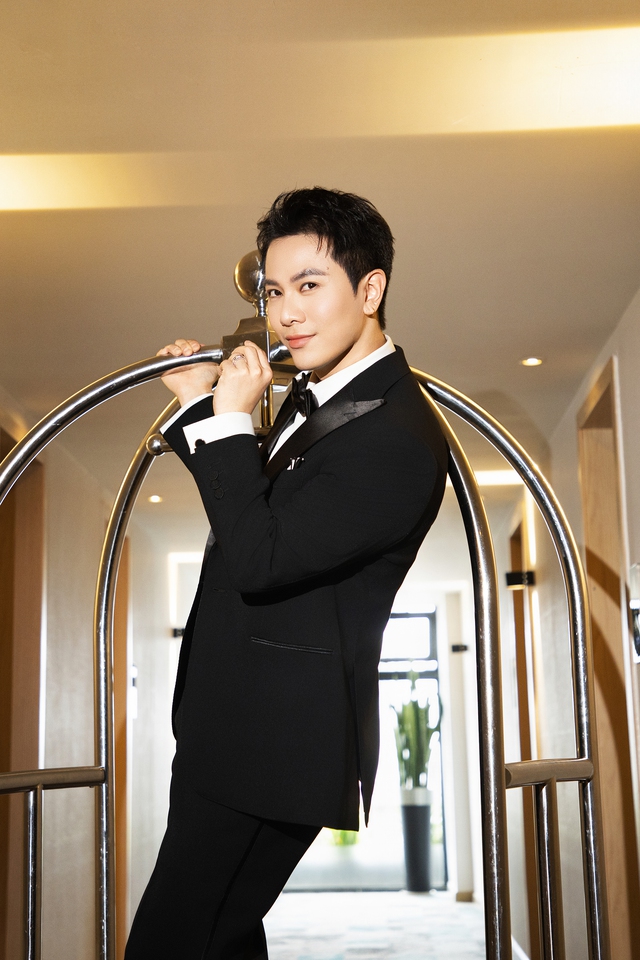 Mai Tiến Dũng l&agrave;m 'chủ h&ocirc;n' cho &Aacute; hậu cao 1,75m v&agrave; bạn trai CEO - Ảnh 2.