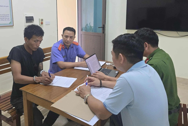 Khởi tố người cha dượng bạo hành con riêng của vợ Khởi tố người cha dượng bạo hành con riêng của vợ