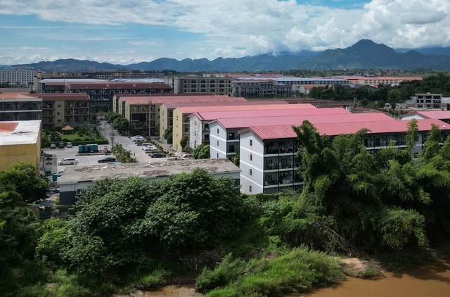 Khu phức hợp KK Park ở thành phố Myawaddy thuộc phía đông Myanmar, được chụp từ huyện Mae Sot thuộc tỉnh Tak của Thái Lan ngày 17.9. Ảnh: AFP Khu phức hợp KK Park ở thành phố Myawaddy thuộc phía đông Myanmar, được chụp từ huyện Mae Sot thuộc tỉnh Tak của Thái Lan ngày 17.9