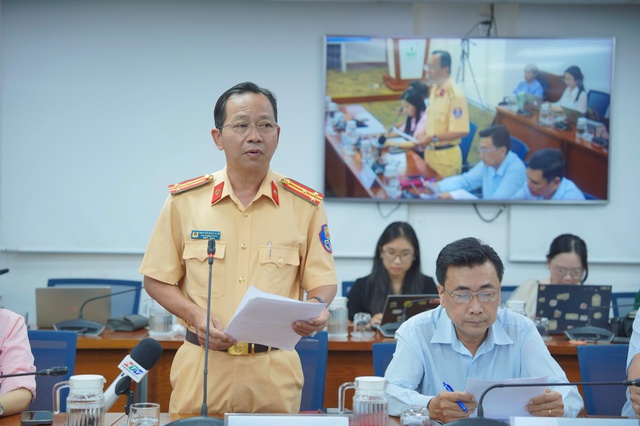 TP.HCM gấp rút xử lý biển báo 'núp lùm' - Ảnh 2.